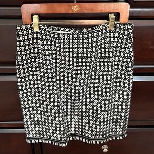 Harold’s Black/Cream Patterned Skirt. Size 10.